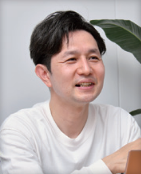 新井 卓二 氏