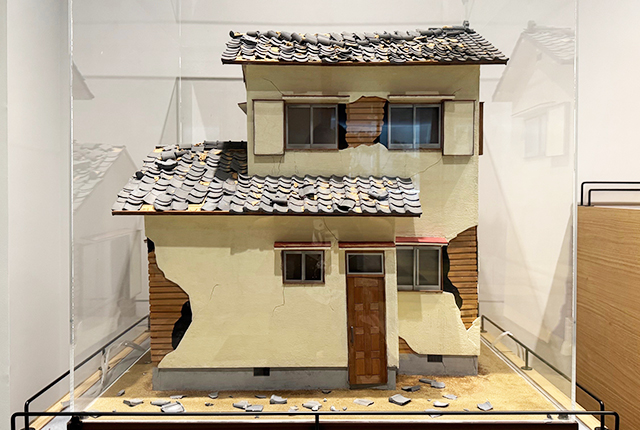大型模型:被害を受けた建物の外観