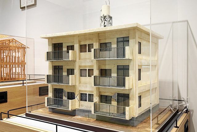 大型模型:被害を受けた集合住宅の外観
