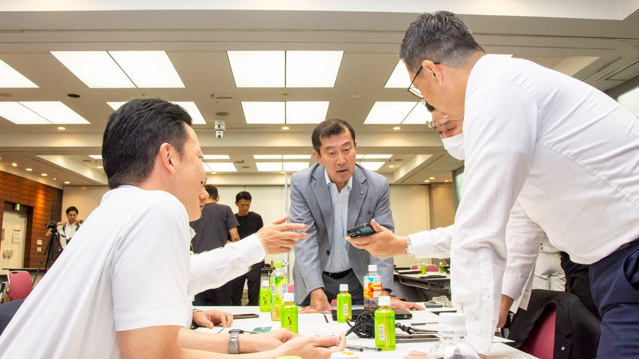 訓練には代表取締役社長の宮尾文也氏も参加した(写真中央)