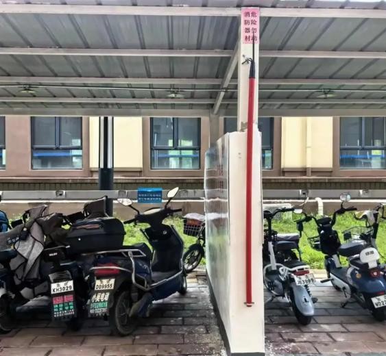 充電エリアにおける1.5mの防火隔壁