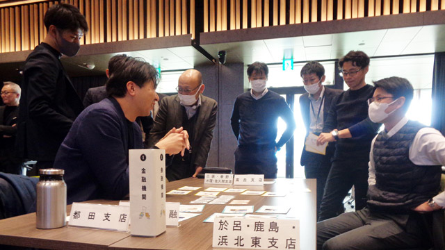 カードゲームを使った研修終盤の様子