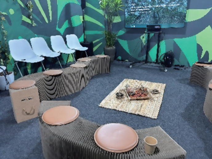 【写真①】ルクセンブルグのパビリオン。段ボール製の折り畳み式椅子を使っていた