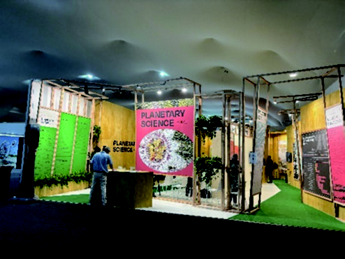 【写真②】会場のメイン通路近くに設けられたプラネタリーサイエンスパビリオン。パビリオンの中でも大きい部類に入る