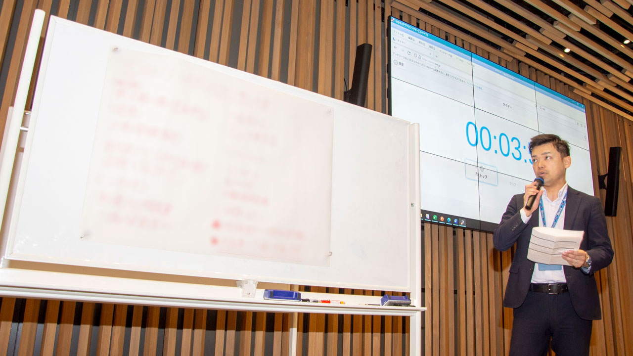 3回目の研修で「ターゲットシート」を使ってお客さまにアプローチした結果を発表する職員