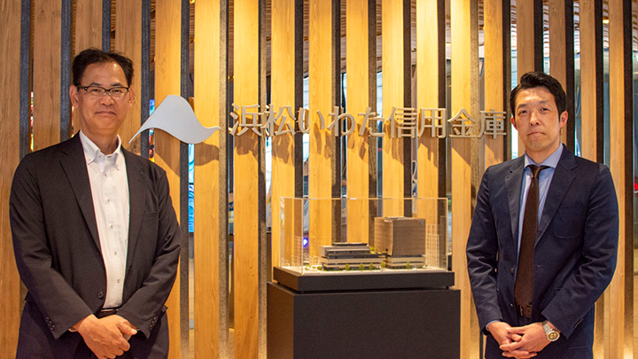 ソリューション支援部の久島廣也部長(左)と乗松氏