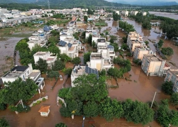 豪雨により浸水した北京市密雲区の集合住宅