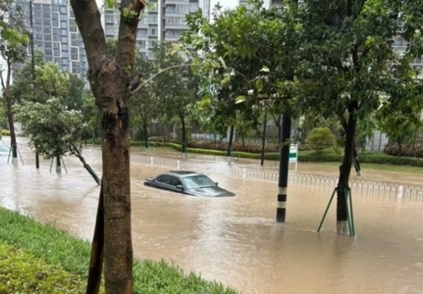 台風「樺加沙」による海水の逆流で浸水した車両