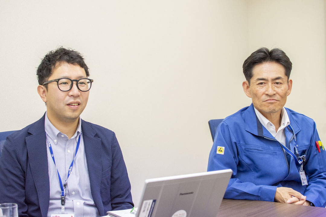 村田製作所サステナビリティ推進部の鵜近洋次郎氏(右)と五十嵐郁貴氏(左)。