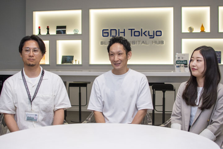 話を聞かせてもらった三井住友海上の3人。左からビジネスデザイン部ソリューション開発グループの福原悠介氏、西嶋啓佑氏。経営企画部SX推進チームの小林美慶氏。