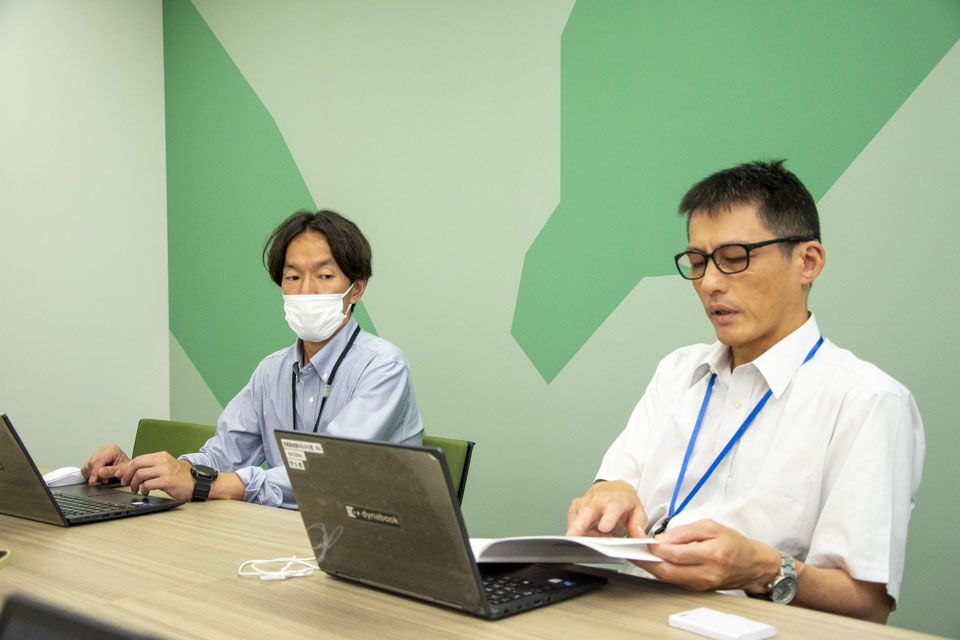 国分寺市建設環境部の小野木博一環境課長（右）と佐藤圭主任（左）