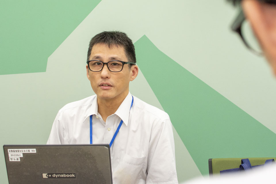 「実際に災害が起きたときの対応は、見えないところだらけというのが正直なところです」と話す小野木課長