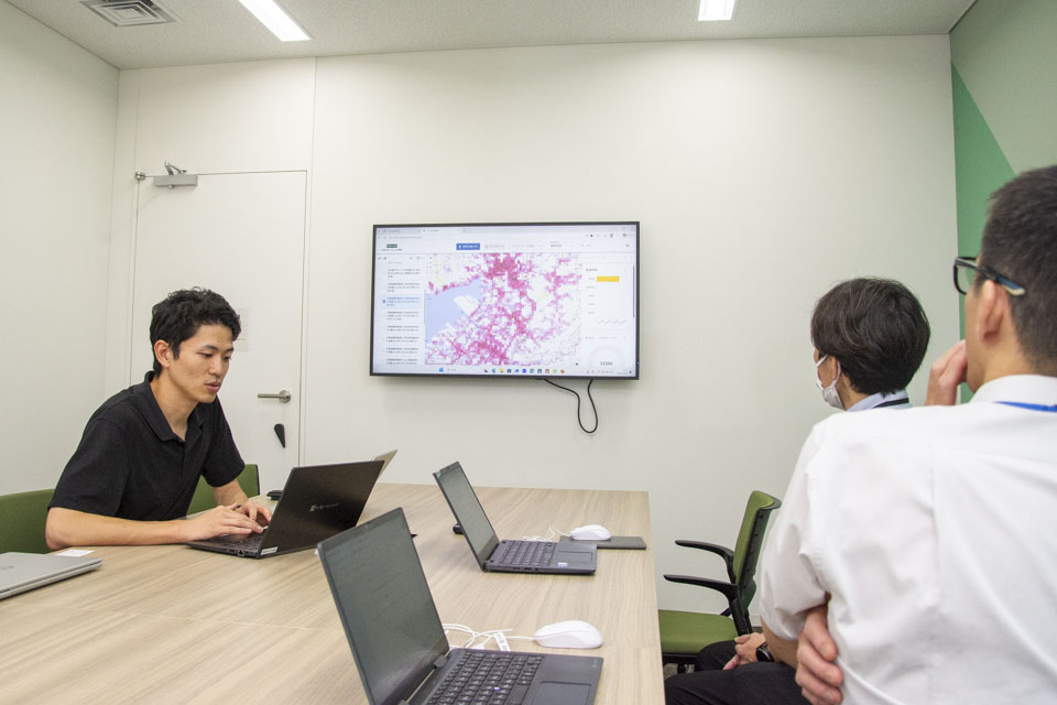 MS＆ADインターリスク総研の担当者から「災害廃棄物量推計サービス」の説明を聞く小野木環境課長と佐藤主任