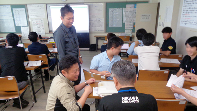 氷川町で操作研修を行った当社社員（正面を向いた中央の２人）